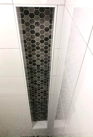 Ravens Nest B&amp;B Tile Shower - Shawnigan - Niche Box